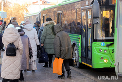 Остановки, автобусы, пассажиры. Тюмень, остановка, автобусная остановка, автобус, люди на остановке, общественный транспорт, остановка автобусная