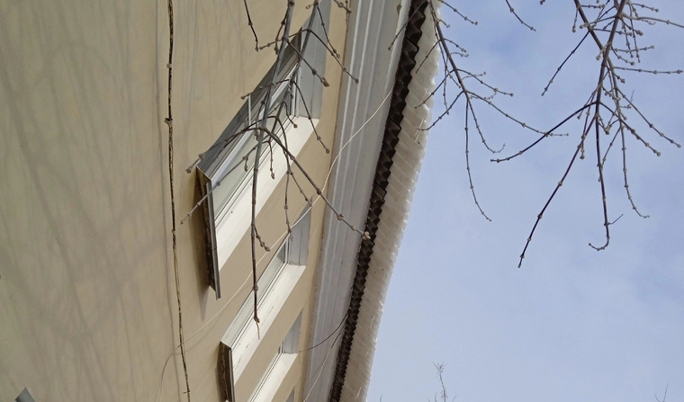 Рядом находится остановка общественного транспорта