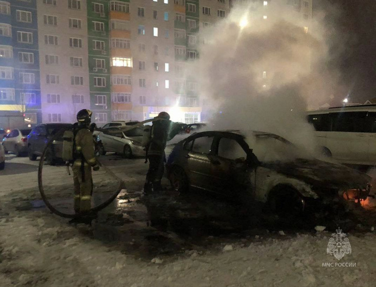 От огня на парковке пострадало два автомобиля