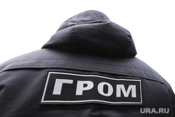 Сотрудники ГИБДД на въезде в город дают разъяснения по поводу режима. Курган, граница, въезд в город, гром, пост гаи