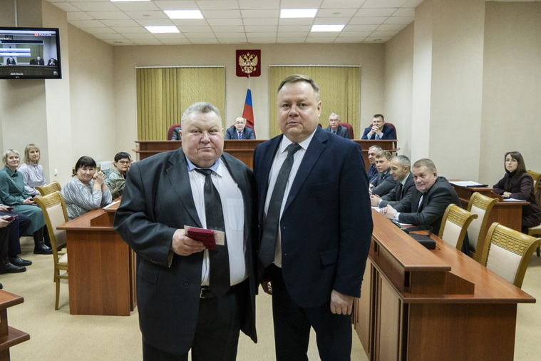 Судья в отставке Владимир Решетников (на снимке — слева) получил юбилейную медаль от имени президента РФ