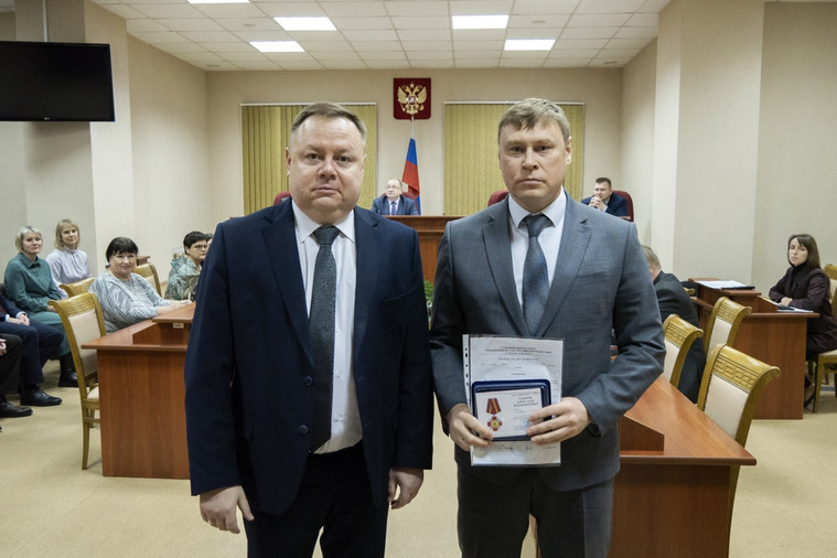 Председатель шадринского райсуда Александр Хабаров (на снимке — справа) получил знак отличия судебного департамента ВС РФ