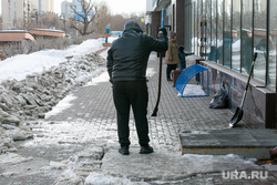 Виды города. Весна. Тюмень, снег, уборка, оттепель, лед, дворник