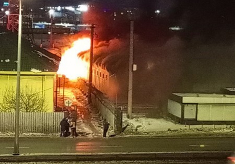 В Ленинском районе загорелись гаражные боксы
