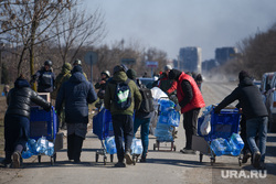 Ситуация в осажденном Мариуполе. Украина, эвакуация, гуманитарная помощь, украина, мариуполь, беженцы, раздача, бутылка воды, гуманитарка