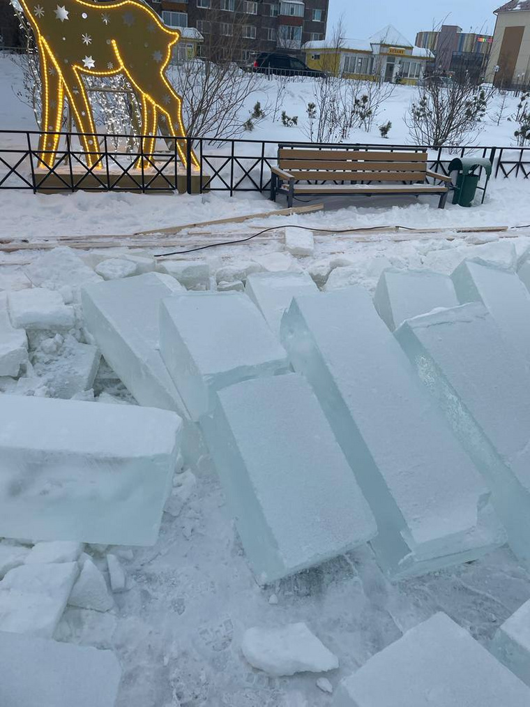 Ледяные кубы, привезенные на площадь массовых гуляний для строительства ледового городка, сломаны вандалами