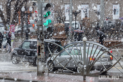 Апрельский снегопад. Екатеринбург, светофор, проезжая часть, непогода, снегопад, автомобили
