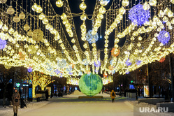 Новогодняя иллюминация в городе. Челябинск, луна, кировка, новогодняя иллюминация, световой потолок