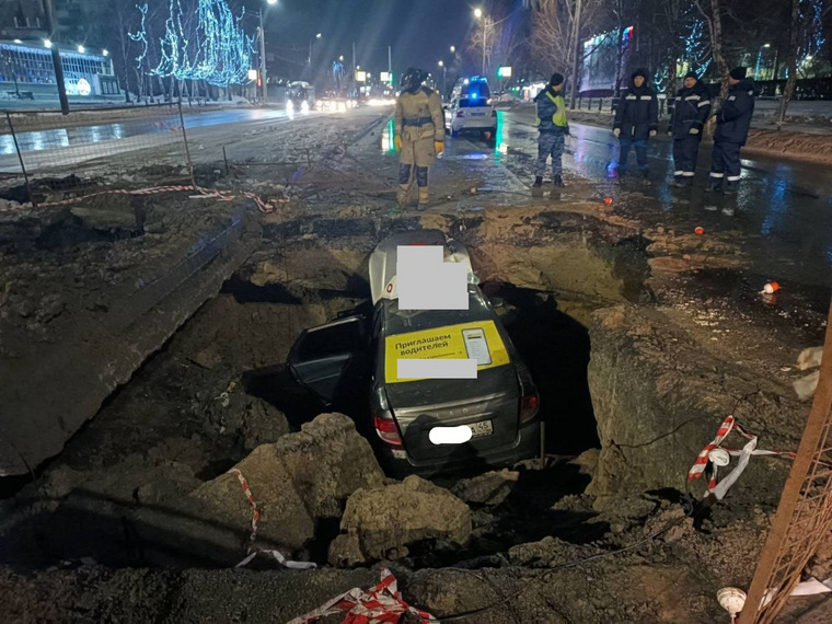 Автомобиль такси упал в коммунальную раскопку в Кургане