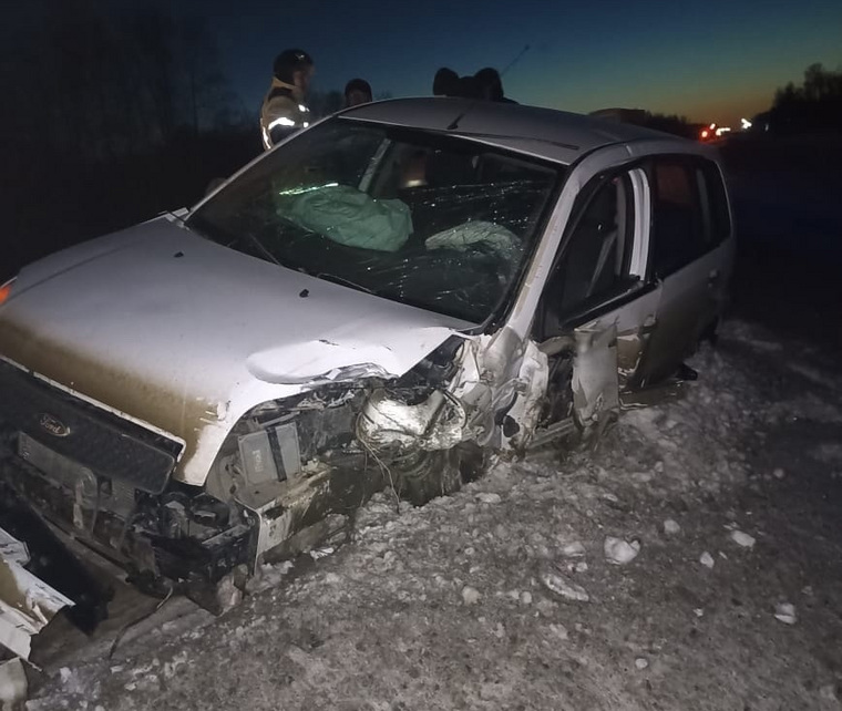 На 41-м километре дороги Челябинск — Новосибирск 78-летний мужчина, управляя ВАЗ-21074, выехал на полосу встречного движения, где маневр разрешен, и совершил столкновение с автомобилем Ford Fusion, за рулем которого находился 60-летний водитель