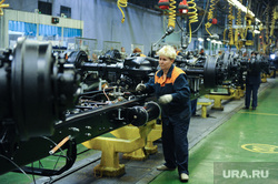 Сборочный конвейер на автозаводе УралАЗ. Группа ГАЗ. ОАО Автомобильный завод Урал. Миасс Челябинской области, уралаз, автопром, группа газ, женщина на производстве