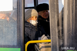 Остановки, автобусы, пассажиры. Тюмень, остановка, автобусная остановка, автобус, люди на остановке, общественный транспорт, остановка автобусная