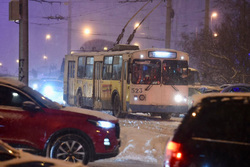 На Екатеринбург обрушился снегопад, из-за которого движение в городе остановилось