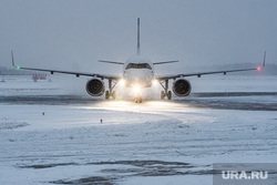 В Кольцово на фоне аномального снегопада задерживают рейсы. Скрин