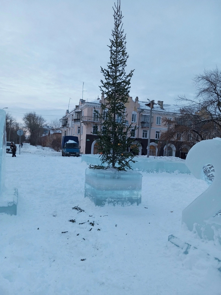 В поселке Бажово установили очень стройную елочку