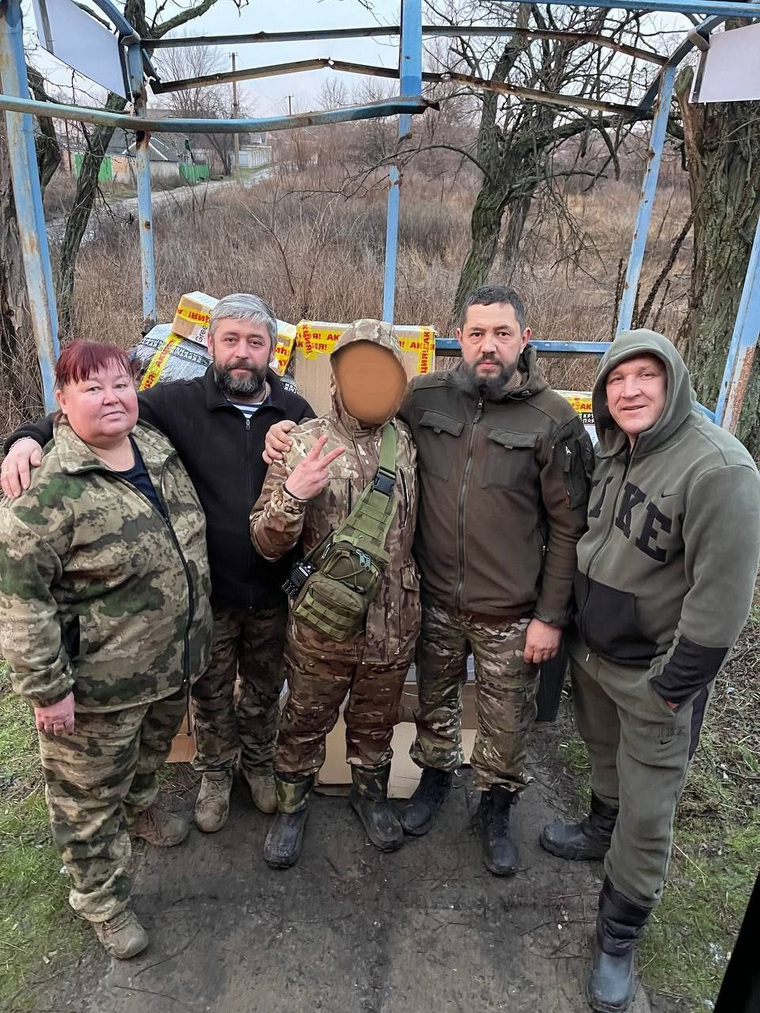 Волонтер Елена Шкляева вместе с мужем Алексеем (слева) и пермяками-волонтерами, вместе с оператором БПЛА разведвзвода. Бойцам передали посылки от родных и земляков к Новому году