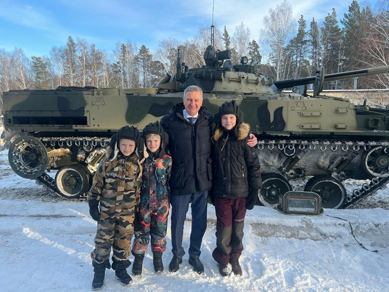 Сенатор Сергей Муратов исполнил мечту курганского мальчика Яши и устроил ему катание на БМП-3