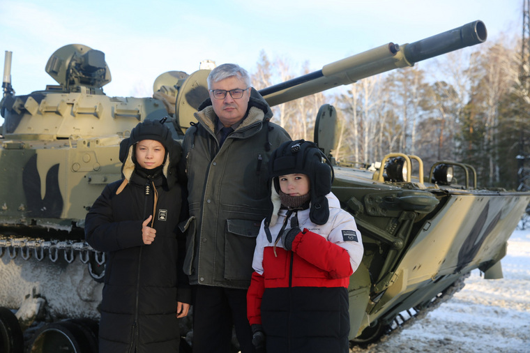 Руководитель «Курганмашзавода» Игорь Гиске устроил катания на БМП-3 для школьников