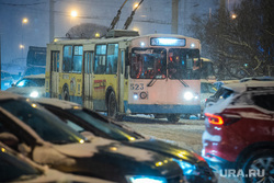 Снегопад. Екатеринбург, снег, транспорт, зима, троллейбус, проезжая часть, непогода, снегопад