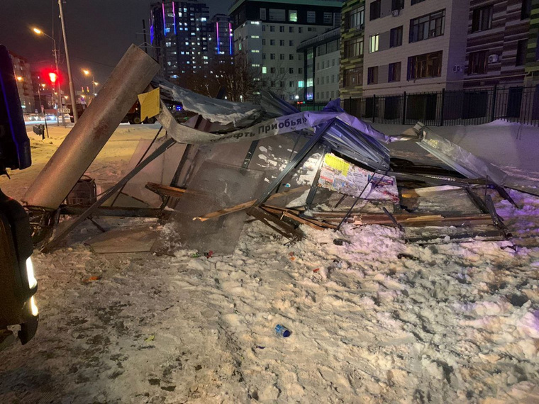Самосвал въехал в автобусную остановку в Сургуте. Фото