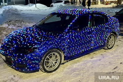 Машина с гирляндами. Челябинск, машина, mazda, автомобиль, мазда, украшения, гирлянда