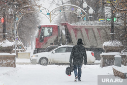 Снегопад в Екатеринбурге. Екатеринбург, снег, прохожий, грузовик, щебенка, снегопад, проспект ленина