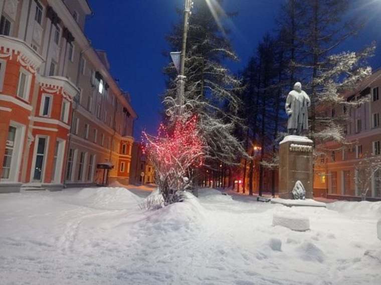 А в Североуральске на главной площади пока украсили только куст…