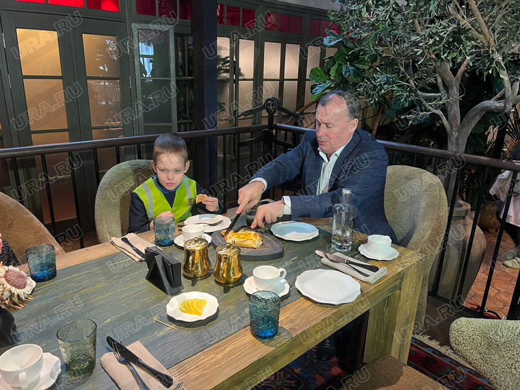 Алексей Орлов сам разрезал хачапури, приготовленное ребенком