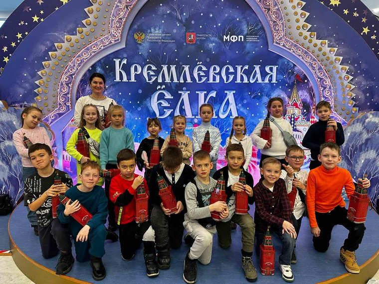 Ученики 27-й гимназии Кургана побывали на открытии Кремлевской елки в Москве