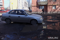 Разбитые дороги. Курган , лужа, разбитые дороги, яма на дороге, машина