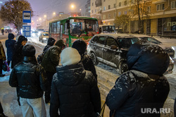 Снегопад. Екатеринбург, снег, зима, непогода, автобус, остановка общественного транспорта, снегопад