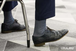 Пресс-конференция  губернатора Свердловской области Евгения Куйвашева в конгресс-центре по итогам «Иннопром 2019», ботинки, ноги, носки