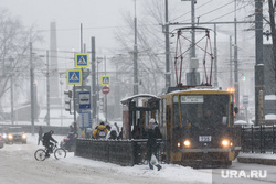 Снегопад в Екатеринбурге. Екатеринбург, общественный транспорт, велосипедист, город, снегопад, трамвай