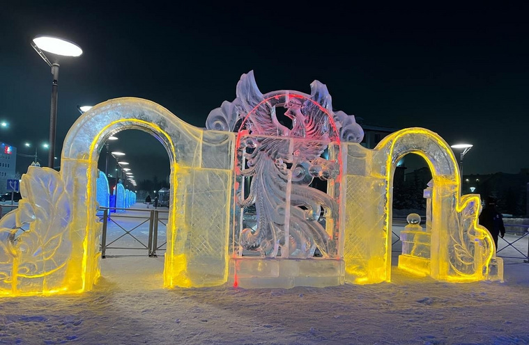 Скульптура «Жар-птицы» в ледовом городке Салехарда