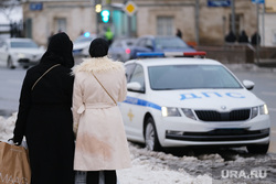 Повседневная жизнь. Москва, девушка, остановка, пешеходы, автомобиль, женщина, полиция, гибдд, дпс