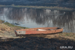 Пожар у Салаирки. Тюмень , водоем, река кама, лодка, лодка рыбака, деревянная лодка