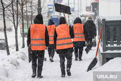 Снегопад в Екатеринбурге. Екатеринбург, лопата, снег, непогода, снегопад, улица, дворники с лопатой