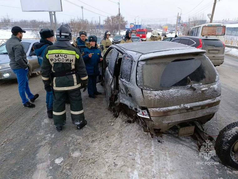 В Кургане при ДТП двух маленьких детей выбросило на дорогу