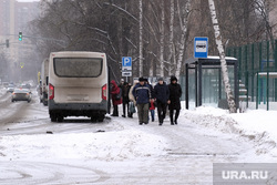 Повседневная жизнь. Москва, остановка, автобус, общественный транспорт, пассажиры, маршрутка