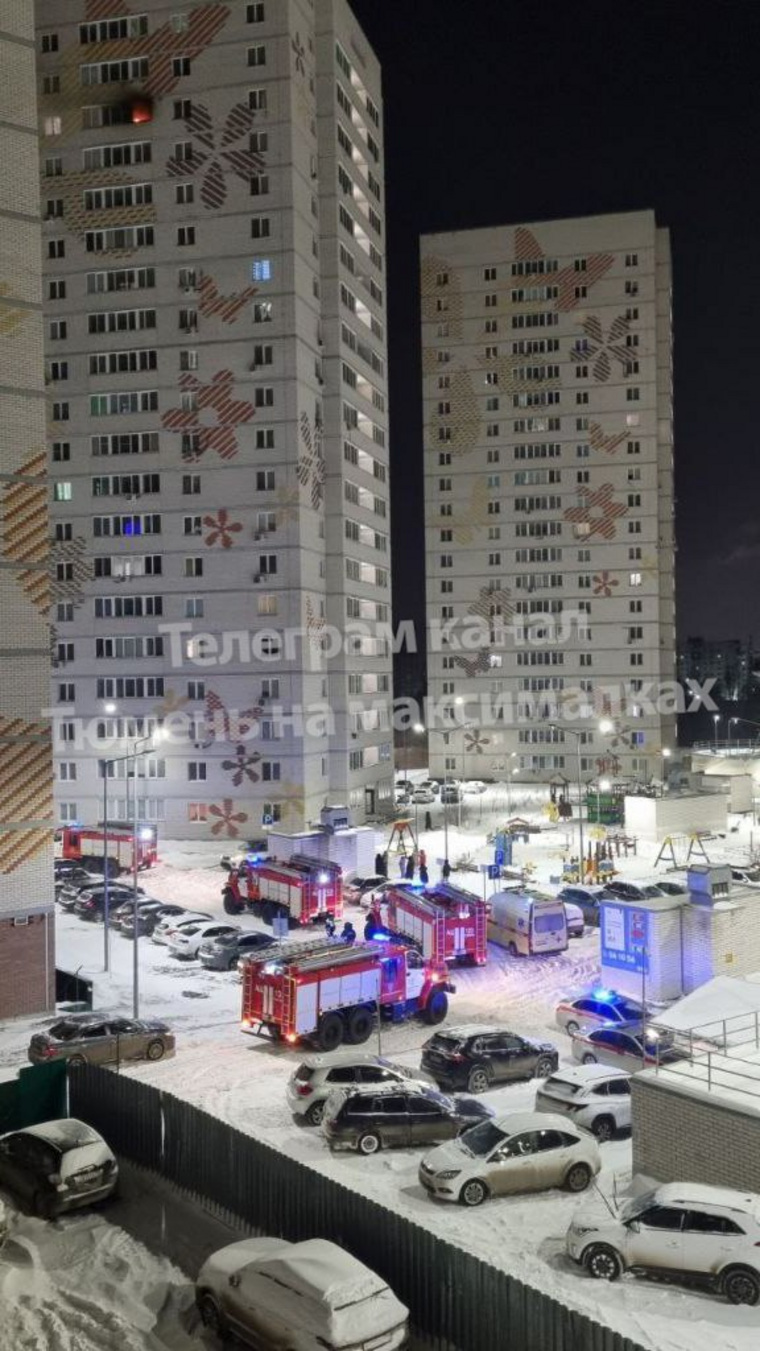 На место пожара в ЖК «Акварель» прибыли спасатели и медики