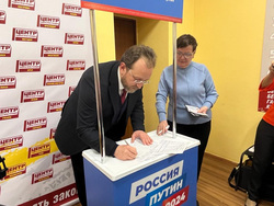Право оставить первую подпись в подписных листах на новой площадке присутствующие доверили Андрею Кузнецову
