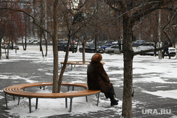Ветреная погода в Екатеринбурге. Екатеринбург , пенсионер, зима, одиночество, пожилая женщина, депрессия