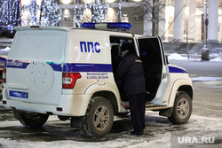Обстановка на площади Ленина во время митингов против войны. Курган, машина полиции, полицейская машина, ппс, полиция, рейд полиции