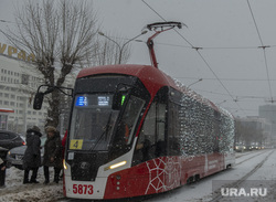Снегопад в городе. Пермь, снегопад, зима, сугробы в городе, убока снега, трамвай в гирляндах