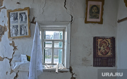 Село Амвросиевка. Последствия обстрела "градом". Украина, война, разрушенные здания, последствия взрывов, разрушения, разрушенный дом