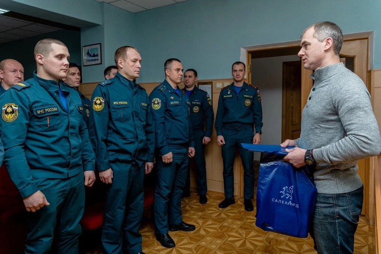Титовский поздравил сотрудников МЧС