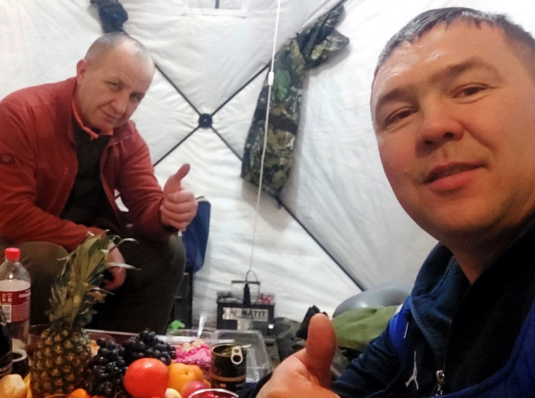 Рыбаки из Ноябрьска встречают Новый год в палатке