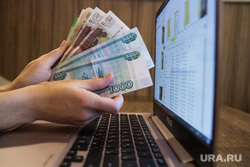 Ноутбук, деньги, интернет покупки. Москва, ноутбук, интернет, сеть, клавиатура, работа, покупки, всемирная сеть, компьютер, деньги, работа в офисе, руки, удаленка