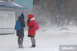 Снег, пурга в городе Курган, снег, школьницы, метель, пурга