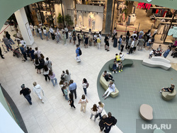 Продолжение работы магазина H&M ТЦ Планета. Пермь, торговый центр, распродажа, шопинг, h&m, бутик, магазин одежды, покупательский ажиотаж, очередь покупателей, тц планета